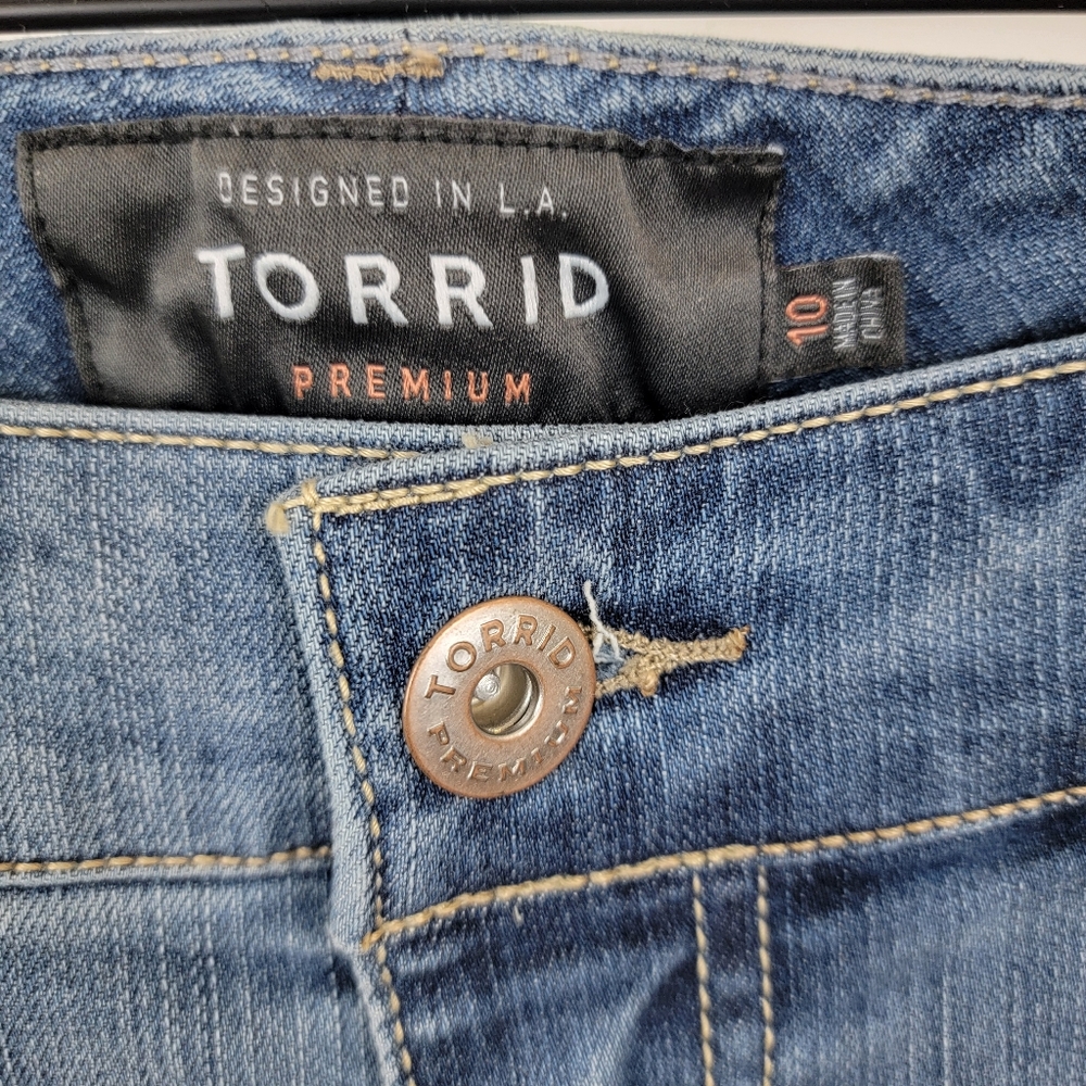 🆕️Torrid Premium Distressed Boyfriend Cropped Denim Jeans - Picture 4 of 8